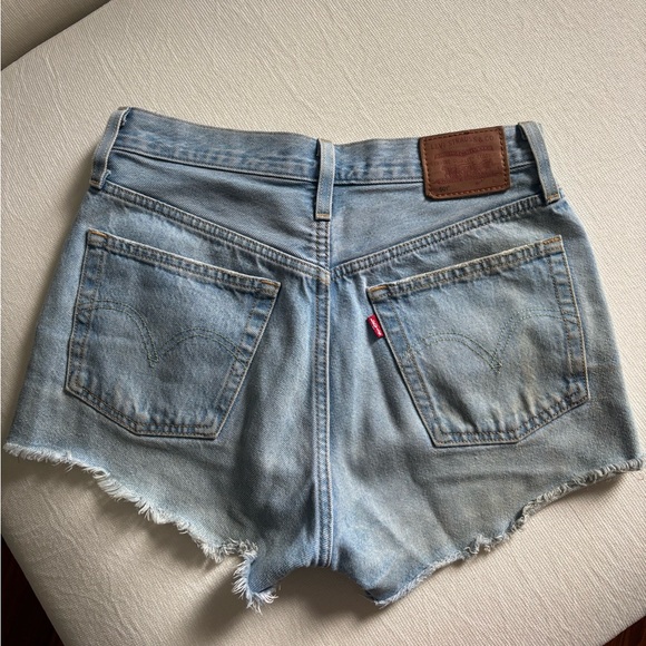 Levi’s 501 Jean Shorts - Picture 2 of 3